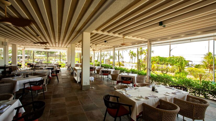 Detalhes do novo lobby, agora aberto para o mar após recente reforma (Divulgação)