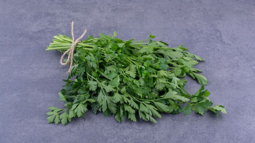 O método consiste em picar a salsinha fresca e armazená-la em camadas intercaladas com sal marinho natural dentro de um pote de vidro limpo e seco. A primeira camada deve ser sempre de sal / Foto: Freepik