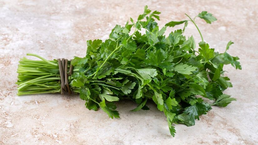 Para finalizar, acrescenta-se mais uma camada de sal por cima, que funciona como barreira contra o ar