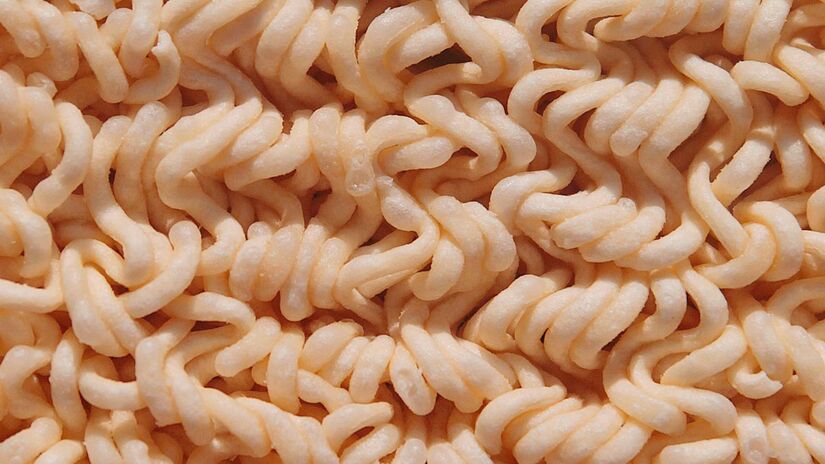 Autoridades de saúde estão investigando a origem exata da contaminação dentro da fábrica, reforçando a importância dos protocolos de segurança alimentar/Unsplash