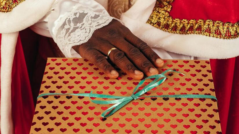 No Brasil, a figura do Papai Noel recebeu influências tropicais, mas preserva o imaginário do bom velhinho que chega na noite do dia 24 para distribuir presentes às famílias/Pexels