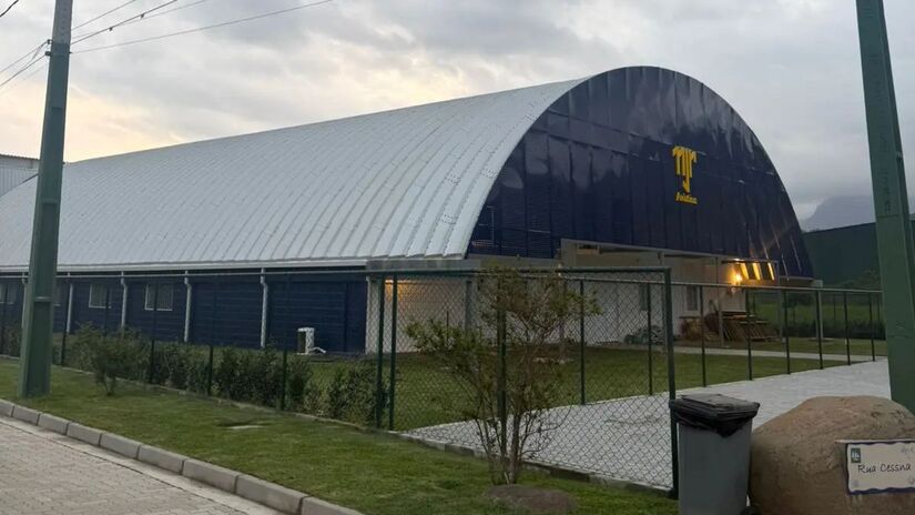 O local também funciona como um hotel particular para os funcionários e pilotos que atendem ao jogador (Reprodução)