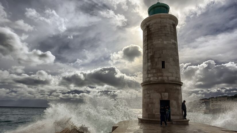 O avanço do mar ameaça cidades costeiras e provoca erosão que destrói praias e infraestruturas / Pixabay
