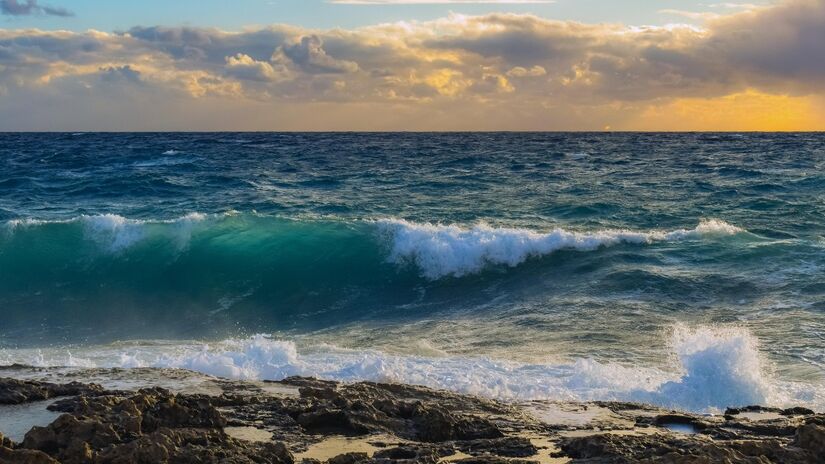 Mudanças climáticas intensificam o avanço do mar, causando danos ambientais e sociais irreversíveis / Pixabay