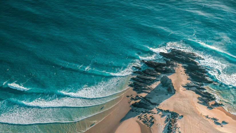 Falésias e barreiras naturais desmoronam com o impacto das ondas e marés mais fortes / Pixabay