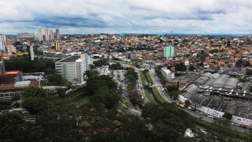 Panorama urbano de Osasco destaca o crescimento acelerado e a verticalização da cidade / Marcos Ebert/Wikimedia Commons