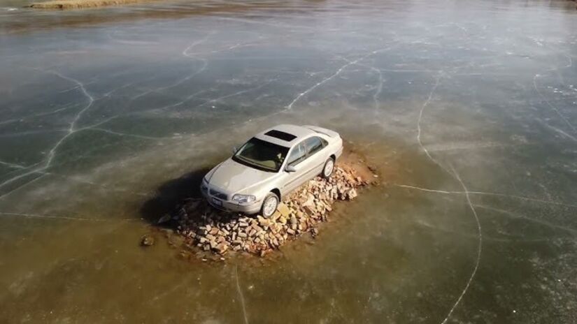 Ilha Volvo ganhou fama por abrigar um único Volvo S80 em uma pequena ilha artificial formada em uma mina inundada perto de Ottawa, Illinois / Reprodução/YouTube