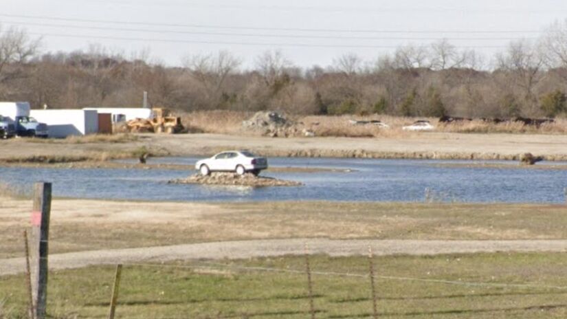 Moradores locais atribuem a criação da ilha e a colocação do carro ao proprietário do terreno, que transformou o curioso cenário em atração regional / Reprodução/Google Street View
