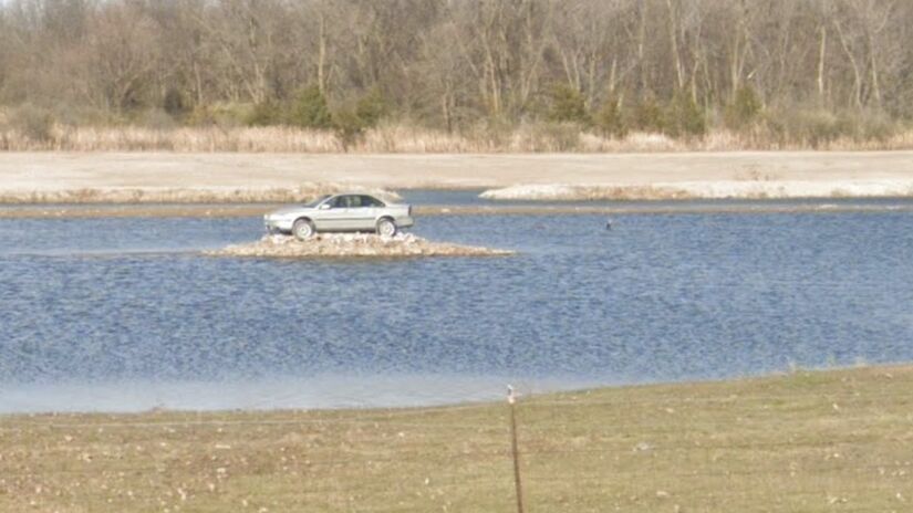 A imagem da Ilha Volvo viralizou e inspirou reportagens, vídeos e teorias sobre a origem do sedã isolado no meio do lago / Reprodução/Google Street View