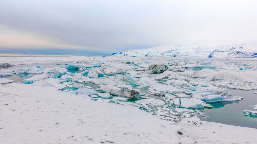 Por baixo da imensidão branca da Antártida, há um relevo complexo e acidentado / Freepik/jannoon028