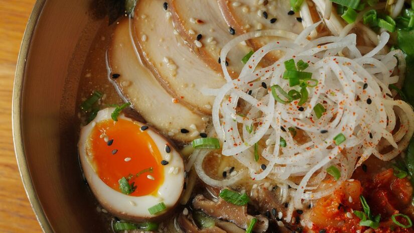 O ovo com gema mole não serve só para o café da manhã! Fatiado sobre uma salada Niçoise ou um ramen, ele adiciona cremosidade e proteína à sua refeição/Pexels