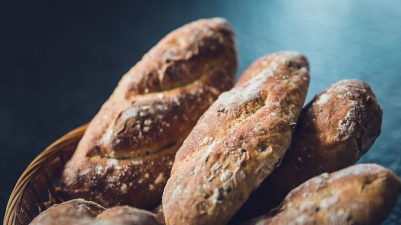 E por mais que algumas pessoas optem por outros tipos de pão para o café da manhã, nem sempre eles podem ser uma boa escolha, pois eles podem terminar gerando mais fome pouco tempo depois (Markus Spiske/Pexels)