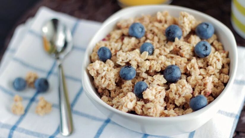 Assim como os benefícios citados anteriormente, a granola conta com minerais como ferro; vitaminas como B1, B2, B3, B6 e B7; magnésio, fósforo, zinco, cobre e selênio (JÉSHOOTS/Pexels)