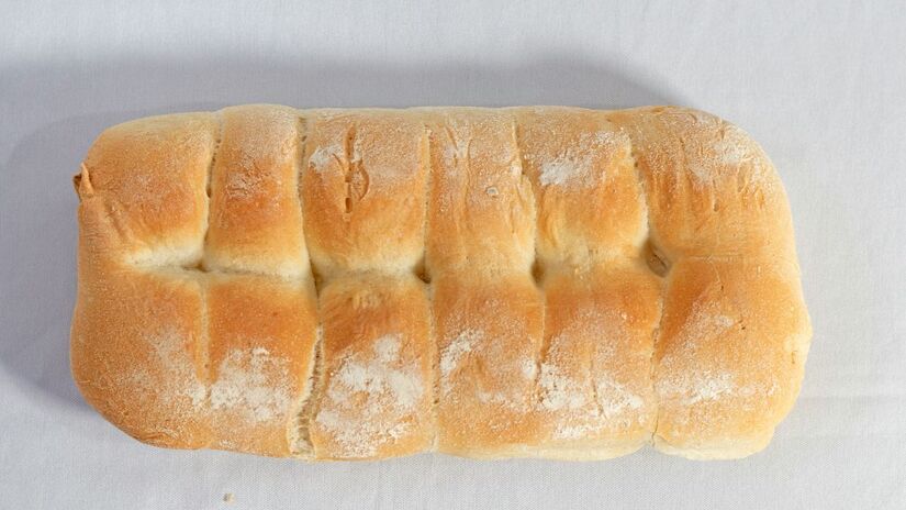 O segredo para a textura fofa do Pão Nuvem é bater as claras com fermento até o ponto de neve firme e incorporá-las com movimentos delicados/Unsplash