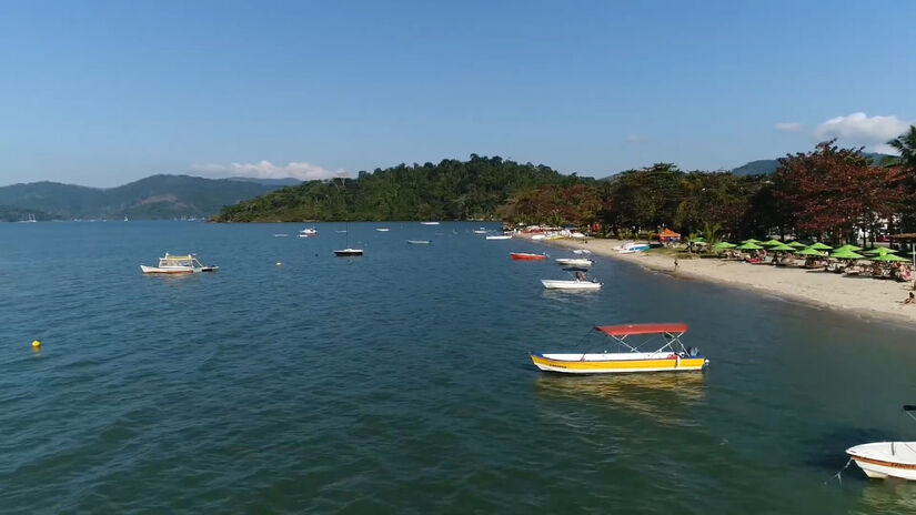 O mar raso favorece atividades leves, como caiaque, pedalinho e stand-up paddle / Reprodução/YouTube Jéssica Siqueira