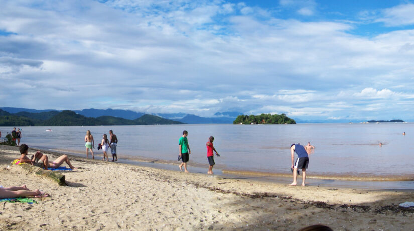 A faixa de areia larga e plana é bastante utilizada para caminhadas / Wikimedia Commons/adilson_miranda
