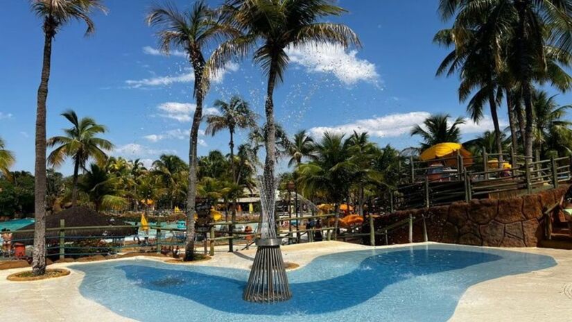 Mas claro, o espaço conta com ambientes voltados para quem quer apenas relaxar na beira da piscina (Thermas dos Laranjais/Divulgação)