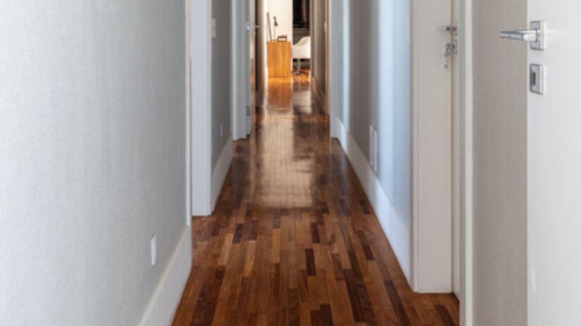 O termo 'chão de taco' refere-se ao piso de madeira formado por pequenas peças retangulares de madeira maciça/Reprodução/Maura Mello