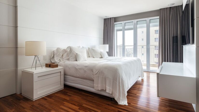 A revalorização dos pisos de taco tem crescido com a preferência por acabamentos rústicos e naturais/Reprodução/Maura Mello