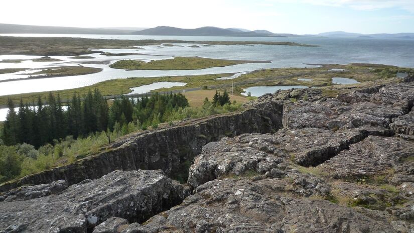 A atividade tectônica recicla a crosta terrestre, permitindo renovação geológica e contribuindo para o equilíbrio climático e químico da Terra / Pixabay