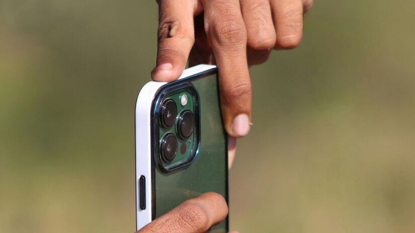 Se a luz verde aparecer enquanto você não estiver em uma chamada ou tirando fotos, um app está usando sua câmera ou microfone em segredo. Vá imediatamente às configurações de privacidade e revogue permissões para apps suspeitos/Pexels