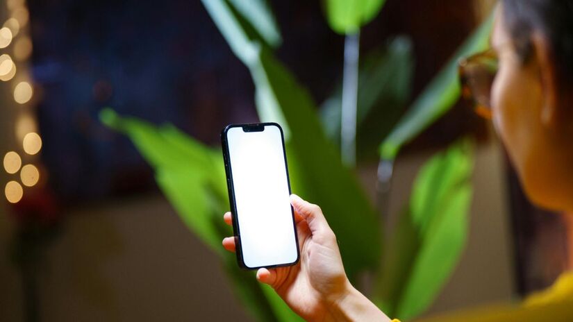 O ponto verde é um recurso de segurança (iOS e Android) para te avisar que o microfone ou a câmera estão ativos. Se não for um app que você está usando, feche-o e verifique se ele realmente precisa daquela permissão/Pexels
