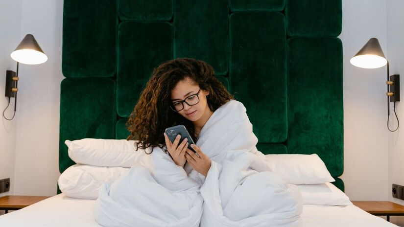 O ponto verde não é um erro, é uma notificação vital! Ele indica que sua câmera (ou microfone) está ligada. Não dê mole para a espionagem: aprenda a gerenciar as permissões do seu celular e garanta que só os apps essenciais tenham acesso aos seus sensores/Pexels