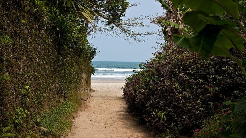 A Praia da Baleia encanta com seu visual tranquilo e mar calmo, ideal para quem busca sossego à beira-mar / Kell Kell/Panoramio