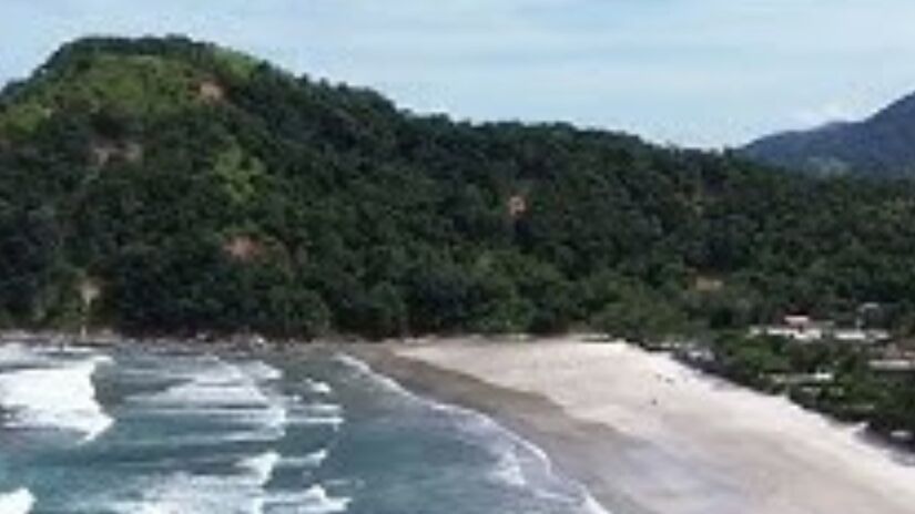 Com pôr do sol inesquecível, a Praia da Baleia se torna cenário ideal para fotos e boas lembranças / Reprodução/YouTube