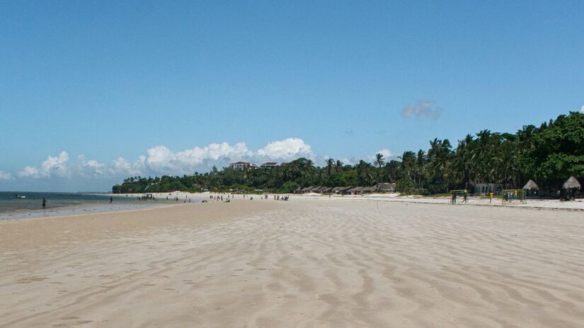 A erosão acelerada reduziu a faixa de areia a um desnível acentuado. O maior culpado é a destruição da restinga, a vegetação nativa que funcionava como "amortecedor" natural contra a força do mar/Unsplash