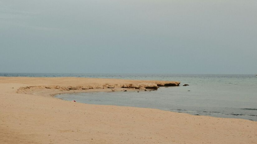 Geólogos apontam que isso é agravado pelas dragagens no Canal de Sernambetiba, que não repõem o material na mesma quantidade, e pelas soluções de engenharia que não absorvem o impacto das ondas/Unsplash