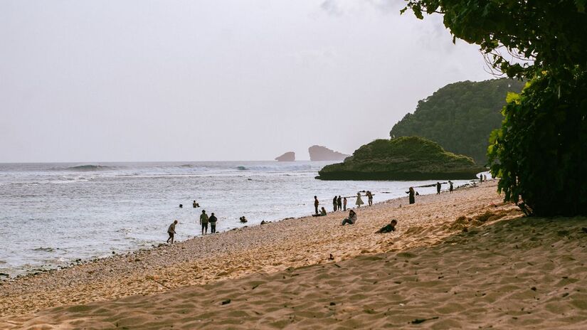 Moradores da Praia da Macumba vivem o medo constante do mar. Relatos de anos mostram desmoronamentos recorrentes de estruturas construídas no local/Unsplash