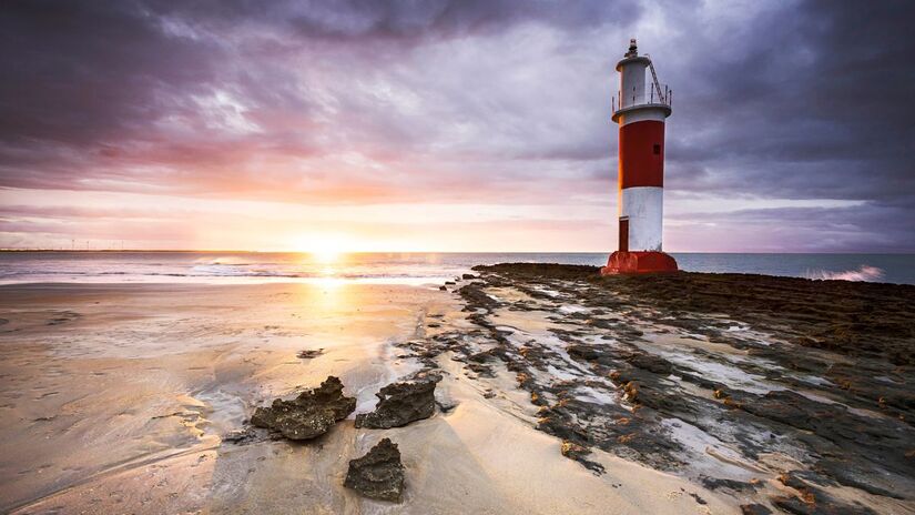 Praia do Farol: o Farol de Galinhos, construído em 1931, emoldura um dos pores do sol mais impressionantes do litoral norte do Rio Grande do Norte/ Ruy Carvalho/Wikimedia Commons