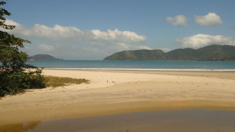 Canto esquerdo da Praia do Lázaro, onde os quiosques, a música e o movimento dão o tom do dia à beira-mar / Fotos: Divulgação/Prefeitura de Ubatuba