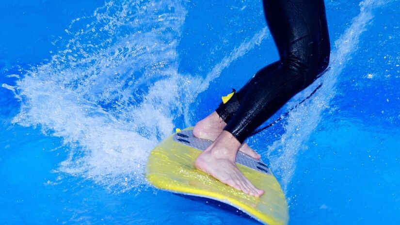 No início do século XX, figuras como Duke Kahanamoku difundiram o surf pelo mundo, transformando-o de tradição havaiana em esporte global / Pixabay