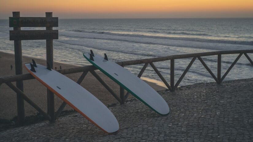 A evolução das pranchas, do pesado madeira maciça ao moderno material sintético, impulsionou o desenvolvimento técnico e popularizou o surf internacionalmente / Pixabay