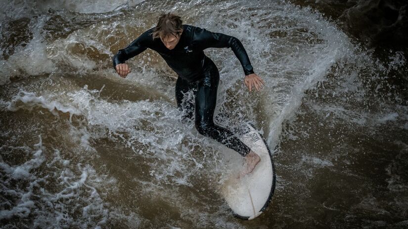 O surf ganhou identidade esportiva estruturada com campeonatos mundiais na segunda metade do século XX, consolidando ídolos e ampliando sua presença na mídia / Pixabay