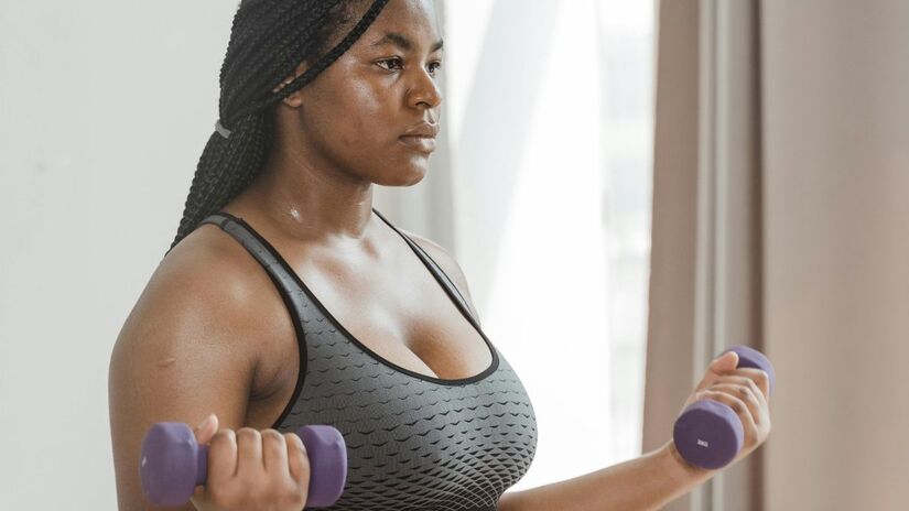 Incluir caminhadas e trocar o elevador pela escada contribui significativamente para a queima calórica e seu bem-estar geral/Pexels