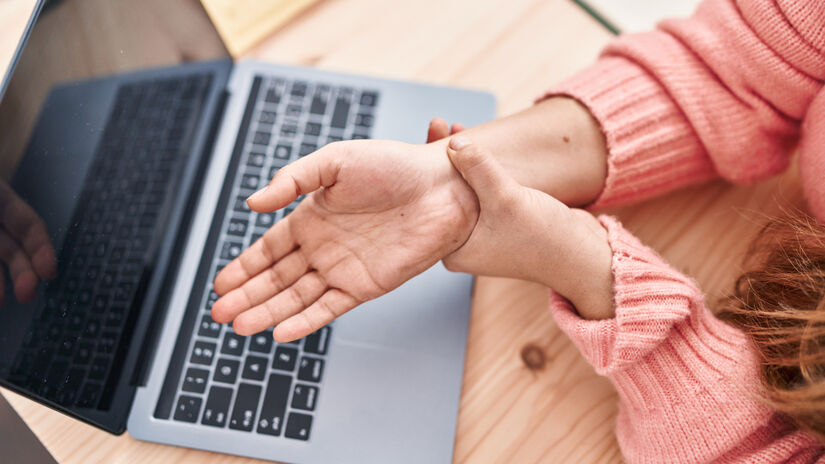 Os tratamentos atuais envolvem anti-inflamatórios, corticoides e medicamentos modificadores da doença / Freepik/krakenimages.com