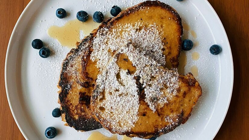 O uso de pão amanhecido é crucial para a rabanada. O pão mais firme absorve melhor a mistura de leite e ovos sem desmanchar, garantindo a textura macia por dentro e crocante por fora após o cozimento/Pexels