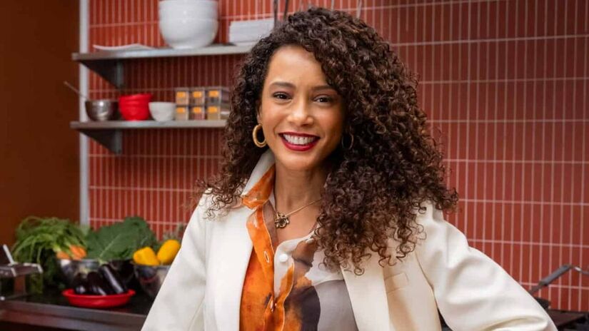 A mudança de vida de Raquel foi marcada por uma transformação visual. De guia turística em Foz do Iguaçu a empresária de sucesso, a personagem adotou looks mais sofisticados, refletindo sua conquista de ascensão social e econômica/Reprodução/Globo