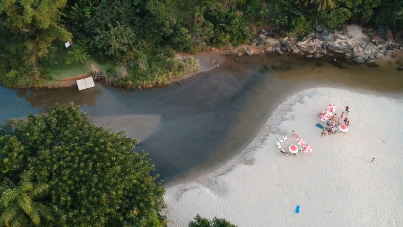 Um rio raso de água doce se tornou o melhor ponto para quem quer relaxar longe das ondas / Reprodução/YouTube errei