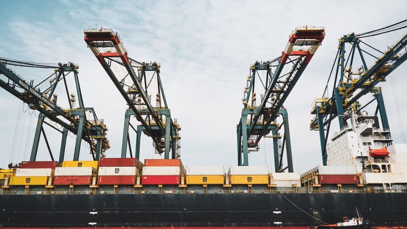 Porto de Santos segue como o maior da América Latina, com alta na movimentação de contêineres e operações logísticas estratégicas para o comércio exterior brasileiro / Pexels