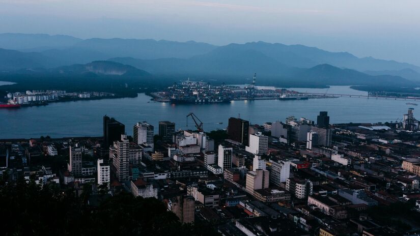Principal porta de entrada e saída de mercadorias do país, o Porto de Santos sustenta cadeias produtivas nacionais e impulsiona a economia com investimentos contínuos em tecnologia e infraestrutura / Pexels