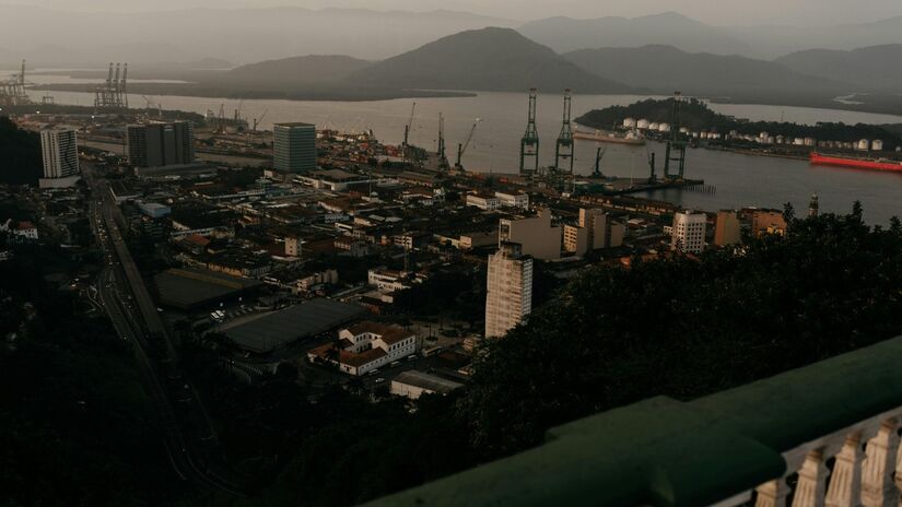 Com terminais modernos e ligação direta a rodovias e ferrovias, o Porto de Santos garante eficiência no transporte de cargas e competitividade ao mercado brasileiro / Pexels