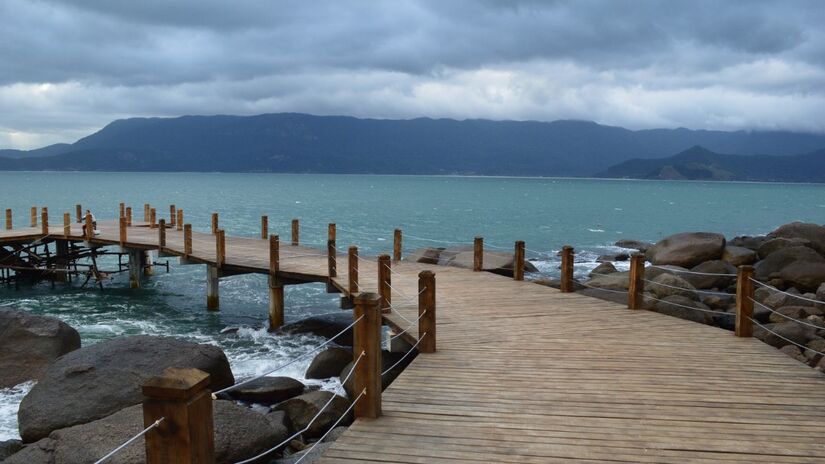 O som das ondas e o canto dos pássaros tornam cada amanhecer em Ilhabela uma experiência sensorial / Pixabay