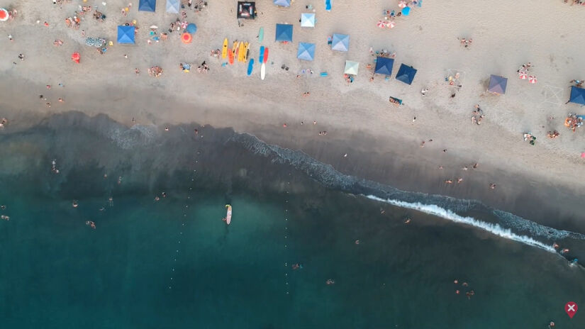 A areia branca e fofa pode ser percorrida de ponta a ponta em poucos minutos / Reprodução/YouTube errei