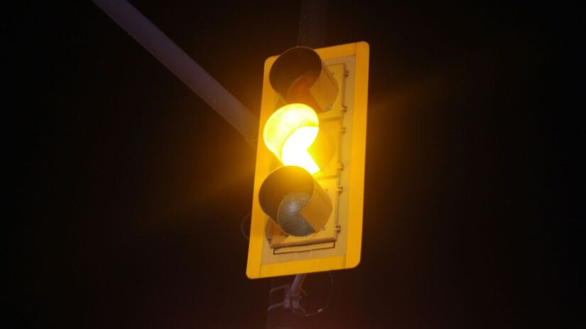 O sinal amarelo indica a obrigatoriedade de parar o veículo, e não uma permissão para acelerar. A exceção é se a parada causar perigo ou inconveniência ao tráfego/Pexels