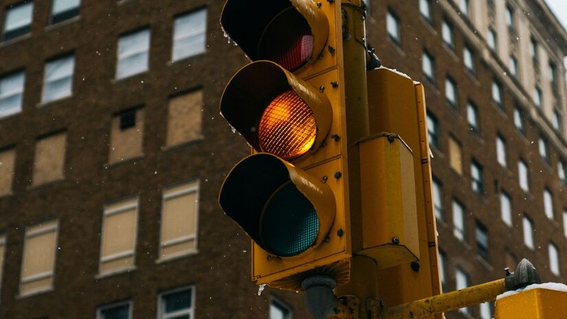 Acelerar no amarelo aumenta drasticamente o risco de avançar o sinal vermelho, especialmente em áreas urbanas, colocando em perigo pedestres e ciclistas/Pexels