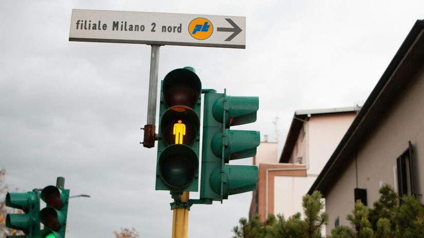 Legalmente, a luz amarela é um sinal de advertência para a iminente mudança para o vermelho. Utilize-a como tempo para frear com segurança, e não para cruzar o cruzamento/Pexels